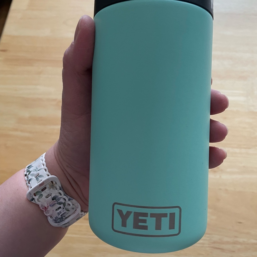 Yeti - tall 16 ounce can holder - like new - seafoam